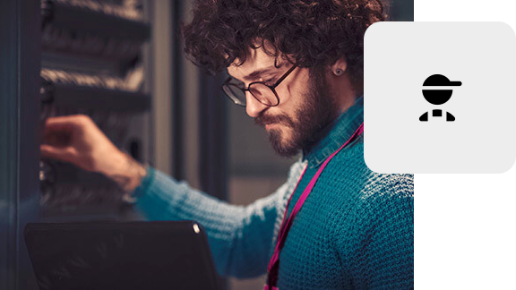 Techniker überprüft Hardware-Komponenten im Rechenzentrum