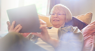 Ältere Frau nutzt die Brain+ Health App zur digitalen Gesundheitsfürsorge