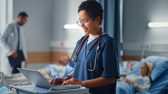 Ärztin unterhält sich mit Patientin