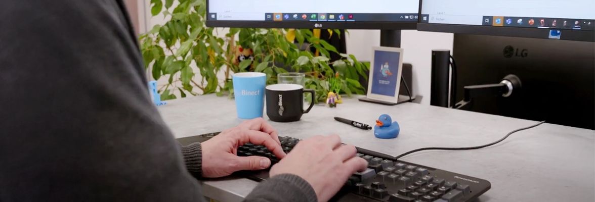 Hände tippen auf einer Computertastatur 