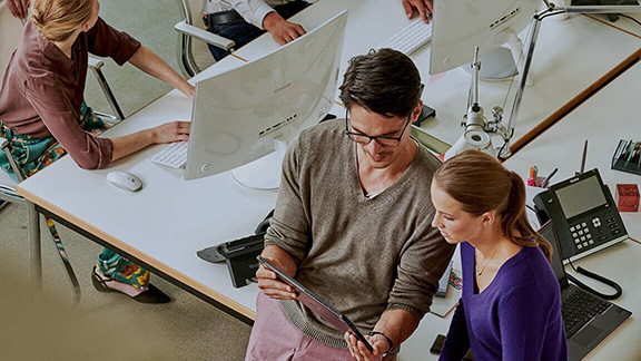 Menschen im Grossraumbüro