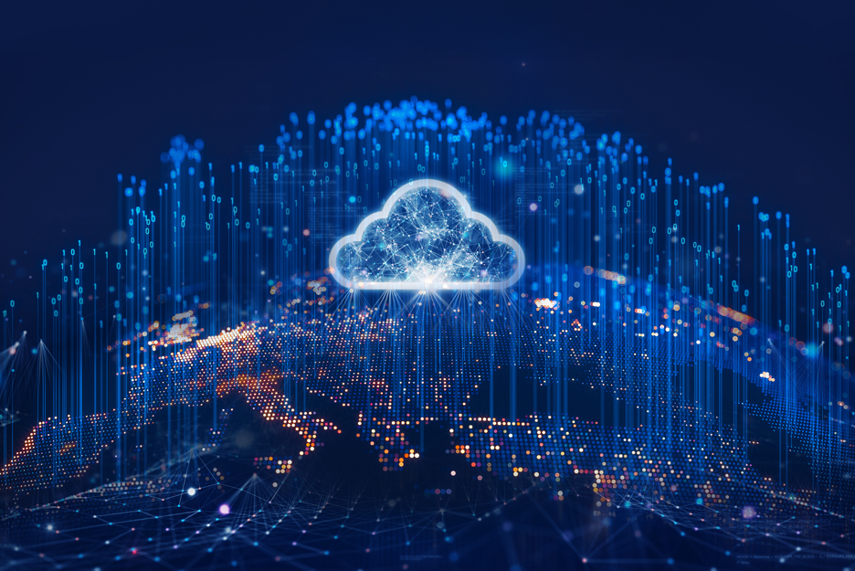 Visualisierung einer Cloud über einer digital dargestellten Europakarte mit leuchtenden Netzwerken und Datenströmen, sinnbildlich für europäische Cloud-Infrastruktur und Datenvernetzung.