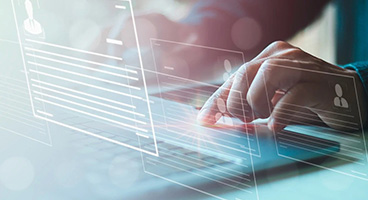 Person arbeitet am Laptop und profitiert von digitalisierten Papierprozesse mit OCR aus der Cloud