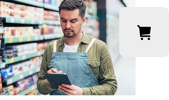 Einzelhandelsmitarbeiter prüft Warenbestand mit Tablet im Supermarkt