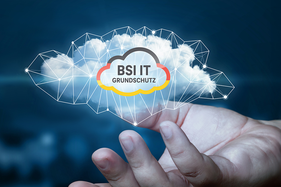 Eine Hand hält eine Cloud, die durch ein Netzwerk von Linien und Punkten verbunden ist. Im Zentrum der Cloud befindet sich der Schriftzug "BSI IT-Grundschutz".